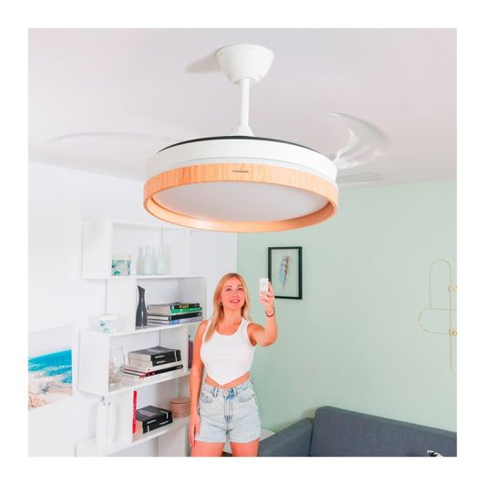 Ventilador de Techo con Luz LED y Aspas Retráctiles Motor DC Silencioso 6 Velocidades Innovagoods - color Madera y Blanco